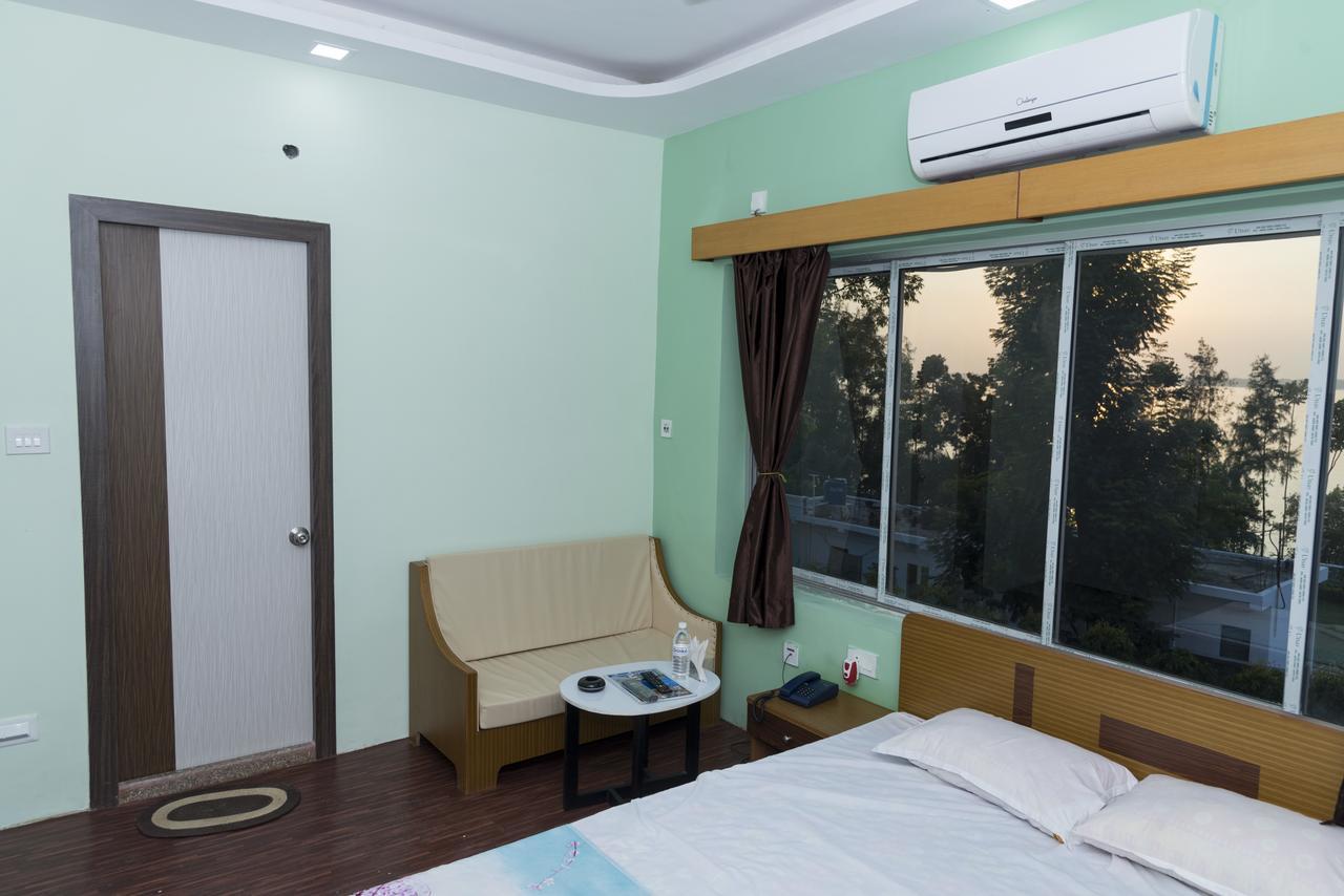 Rajhans Hotel & Resort Phalta Habitación foto