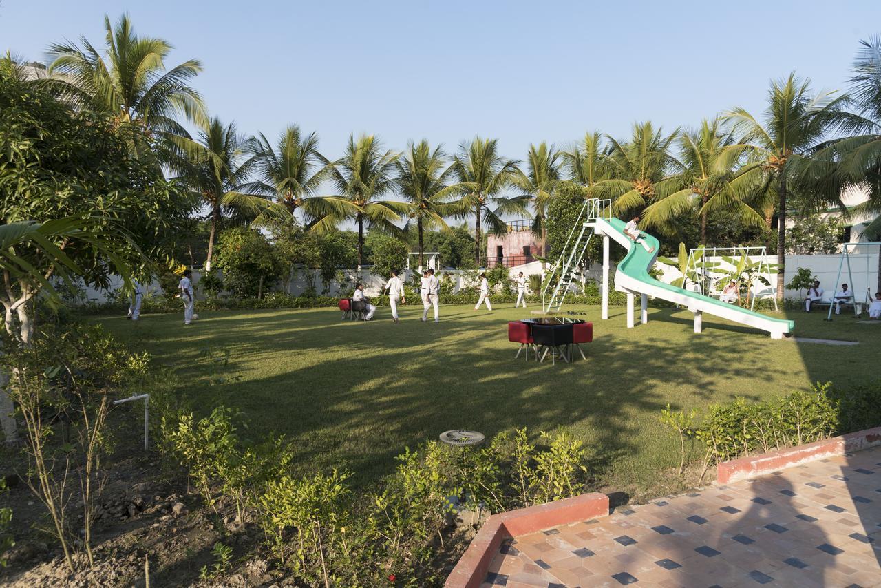 Rajhans Hotel & Resort Phalta Habitación foto