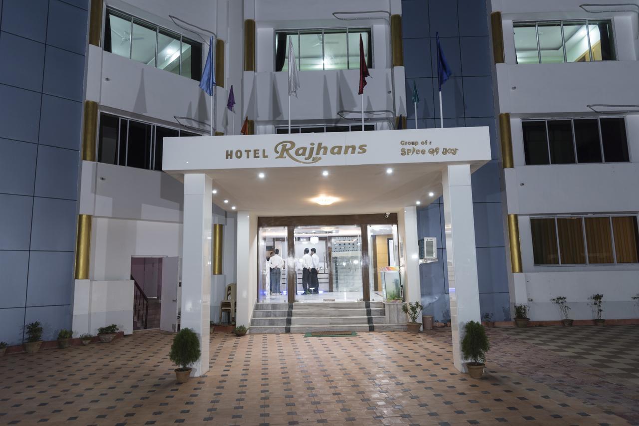 Rajhans Hotel & Resort Phalta Habitación foto